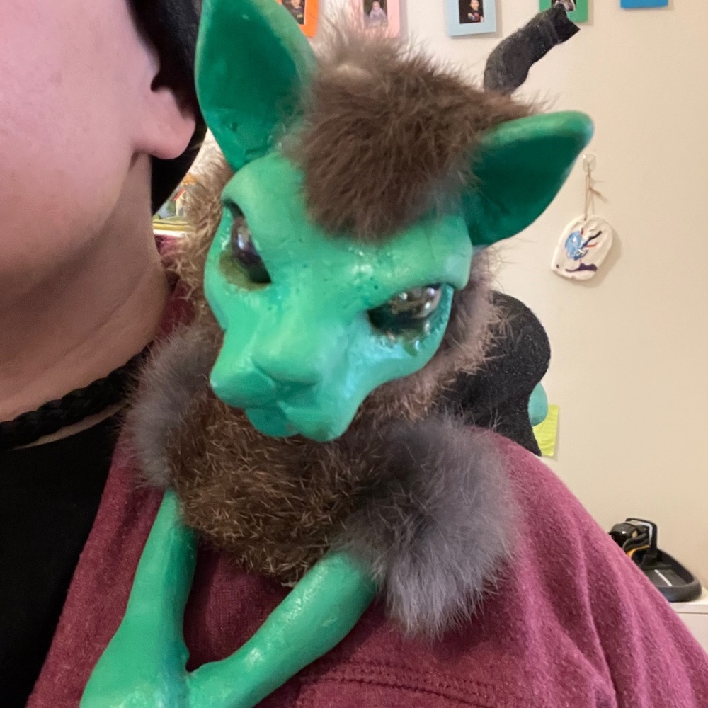 Faire shoulder pet, moving head- hand controlled